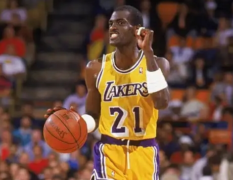 湖人明日对决马刺，库珀球衣退役仪式备受瞩目