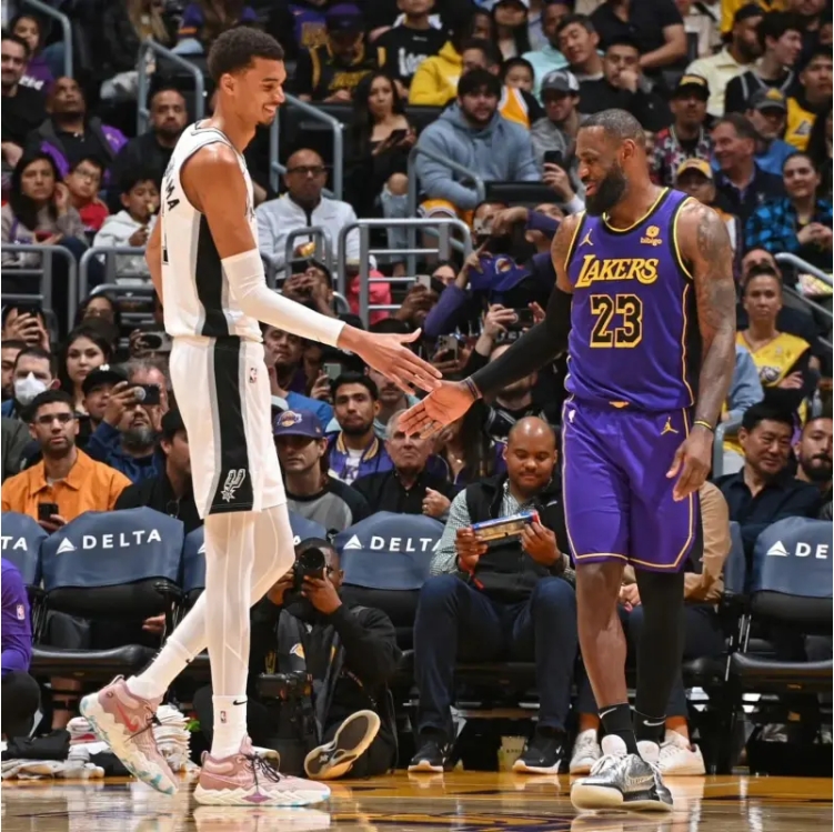 湖人伤病报告出炉，詹眉有望出战马刺