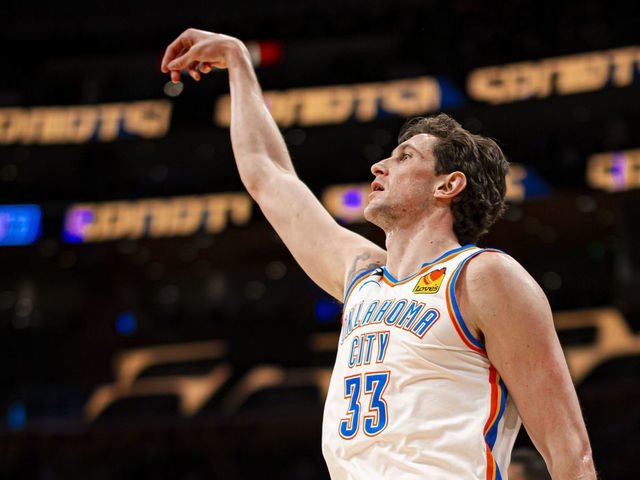 NBA常规赛：费城76人迎战俄克拉荷马雷霆，谁将问鼎胜利？