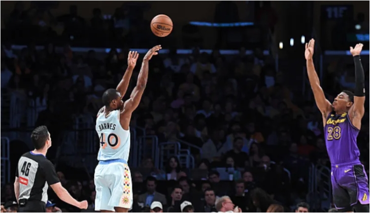 巴恩斯末节爆发助马刺大胜湖人