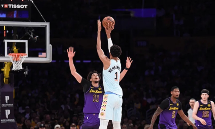 马刺 16 分钟逆转战局，大胜湖人