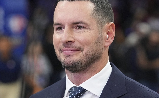 人负于马刺：雷迪克剖析防守症结，文班亚马成挑战