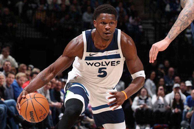 爱德华兹再遭重罚，竖中指行为引发争议