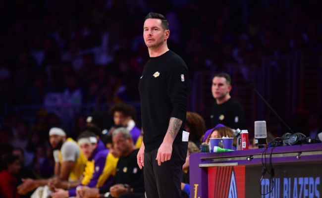 湖人惨败马刺后：雷迪克点出防守顽疾，球队亟待革新