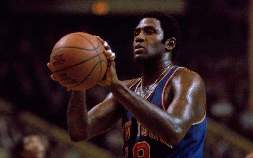 哈尔·格里尔：快速得分手的篮球传奇