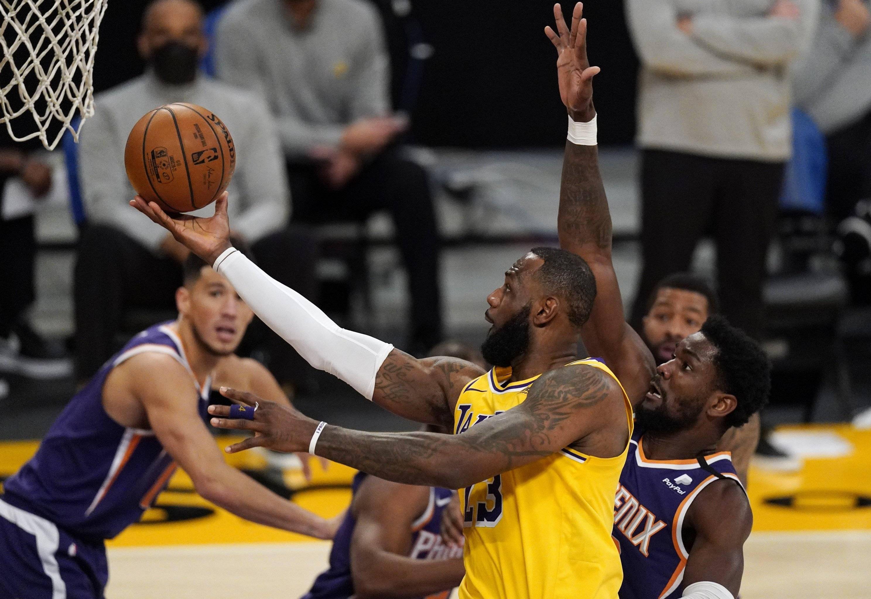 NBA常规赛火花四溅：华盛顿奇才对决菲尼克斯太阳，谁将主宰赛场？