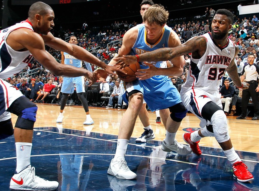 NBA常规赛焦点战，俄克拉荷马雷霆激战克利夫兰骑士，谁将问鼎赛场？