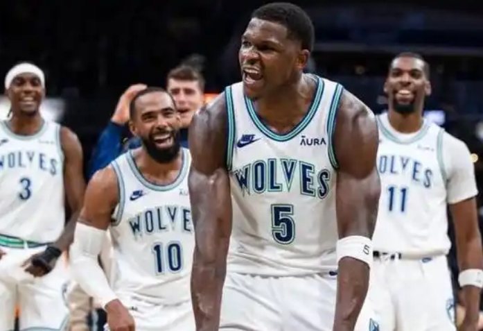 NBA常规赛：纽约尼克斯对决明尼苏达森林狼，冰雪双城上演篮球激战