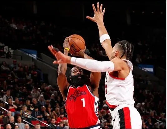 哈登半场表现：挣扎中前行，期待下半场爆发