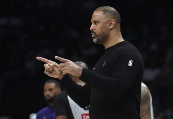 火箭背靠背战国王，首发变动伊森回归