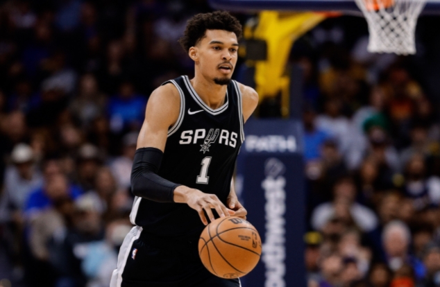 文班亚马上半场大放异彩 马刺小胜灰熊暂领先