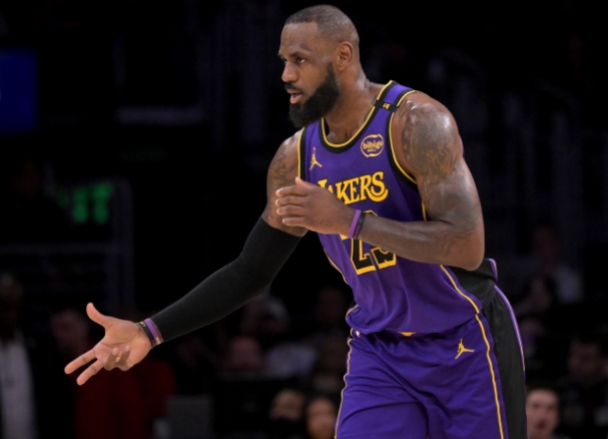 詹姆斯高效输出率湖人胜篮网 赛后盛赞里夫斯传球