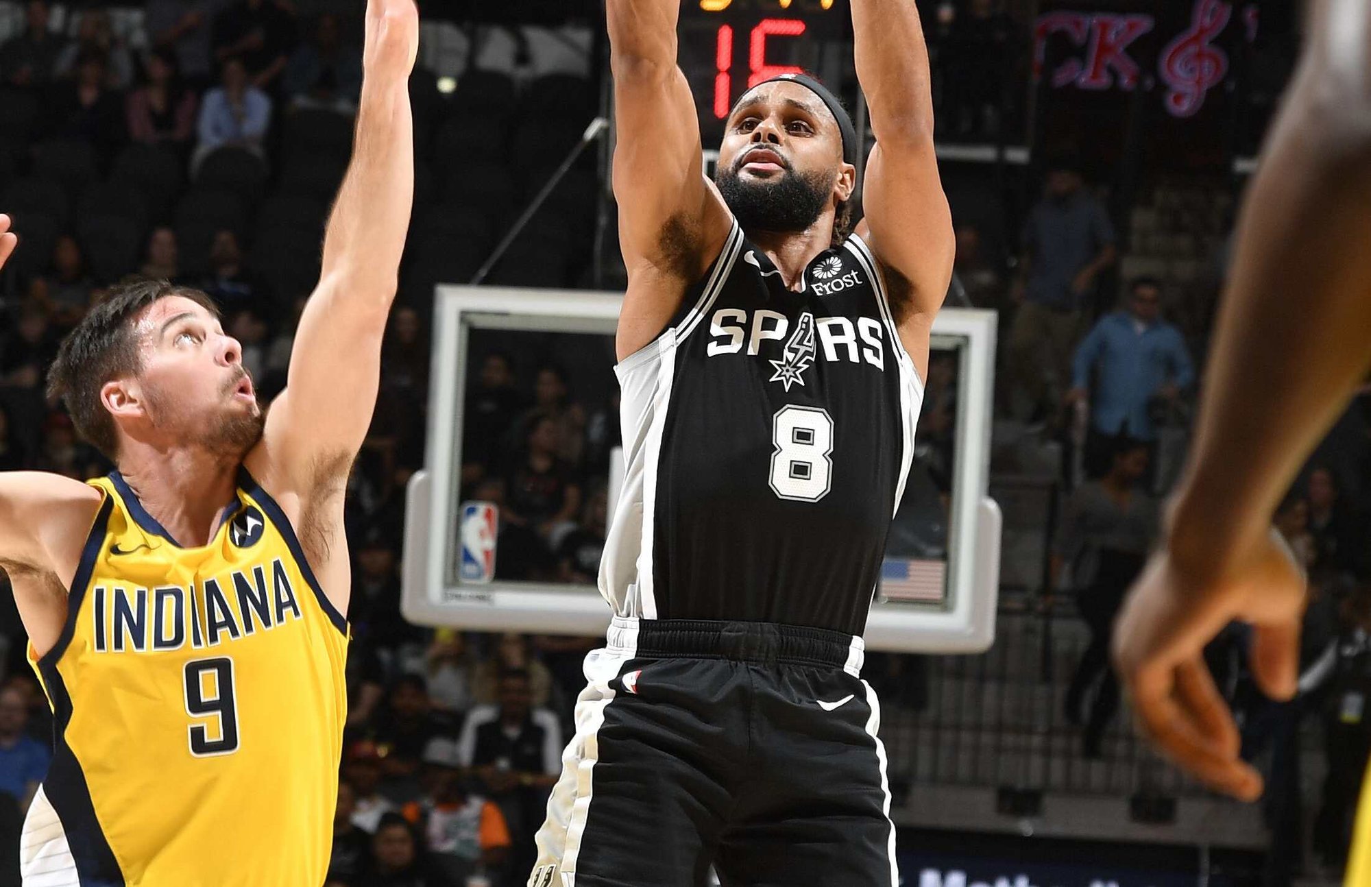 NBA常规赛强强对话：迈阿密热火激战圣安东尼奥马刺，谁将点燃胜利火花？