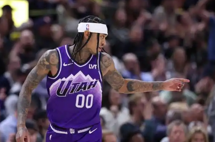 NBA常规赛：鹈鹕迎战爵士，冰沙国王中心上演激烈对决