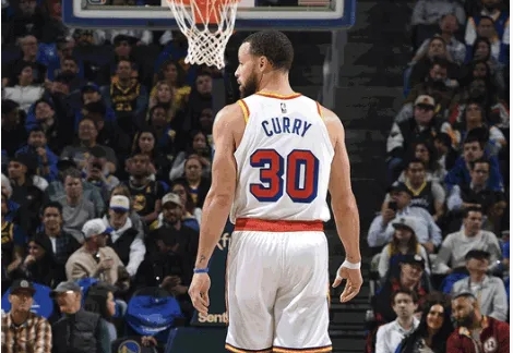 半场激战：库里闪耀，勇士落后仍有希望