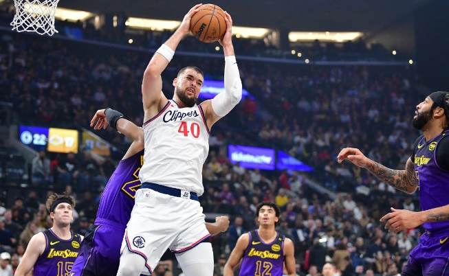 洛城双雄差距尽显：快船兵强马壮，湖人困境待破