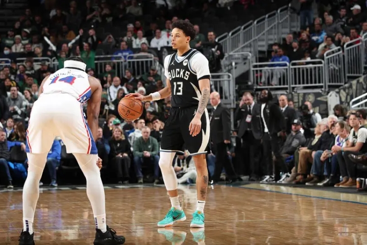 罗林斯闪耀赛场，快攻成雄鹿致胜利刃