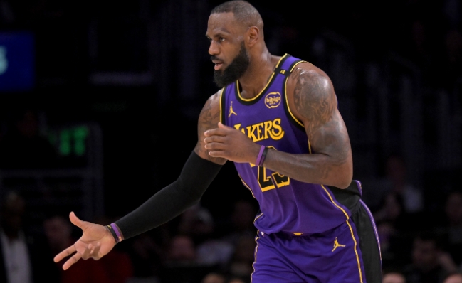 洛城德比虽败犹荣，詹姆斯抢断里程碑闪耀