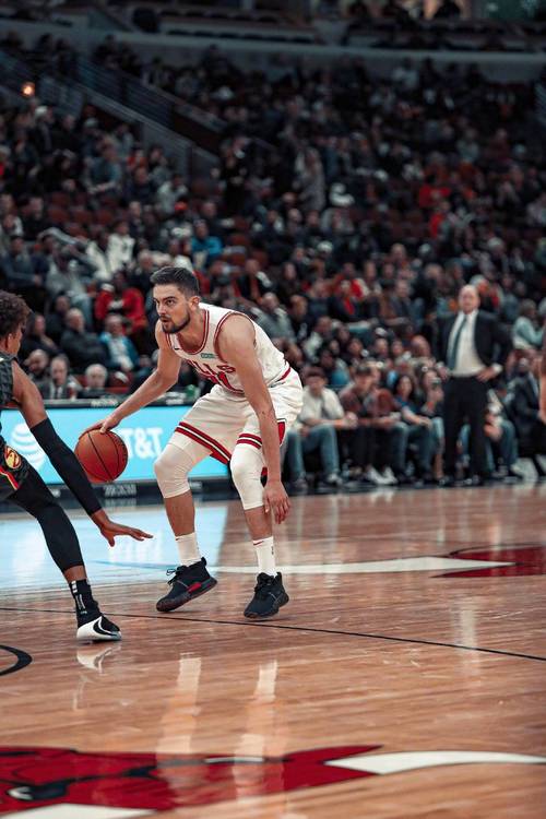 托马什·萨托兰斯基：全能控卫，公牛后场的稳定器