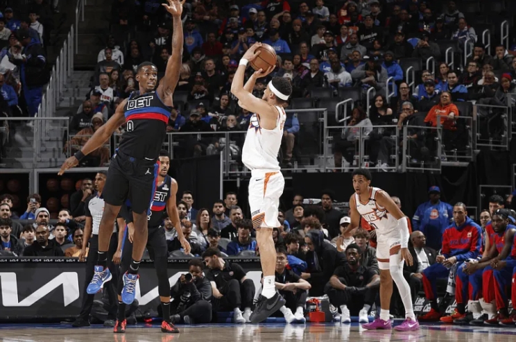 太阳险胜活塞，德文・布克火力全开