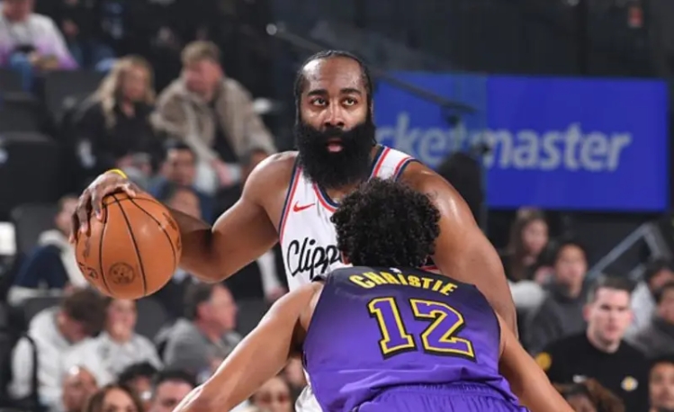 快船半场大比分领先湖人，数据揭示优势