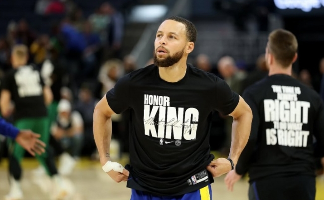 库里：赛场内外的铭记与拼搏