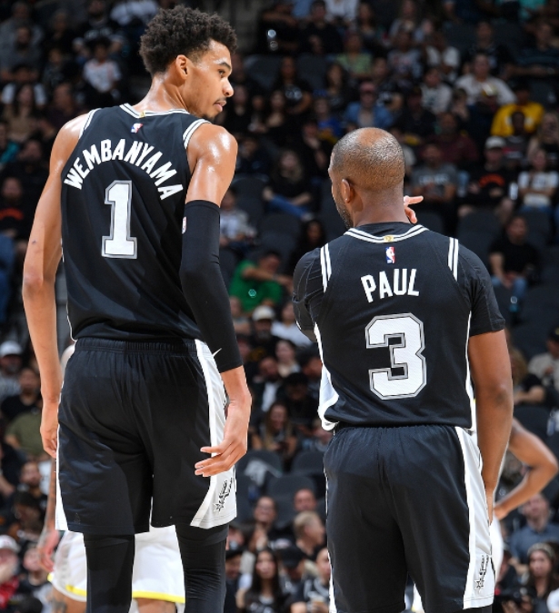 文班亚马谈球队化学反应 坚信进步迈向胜利