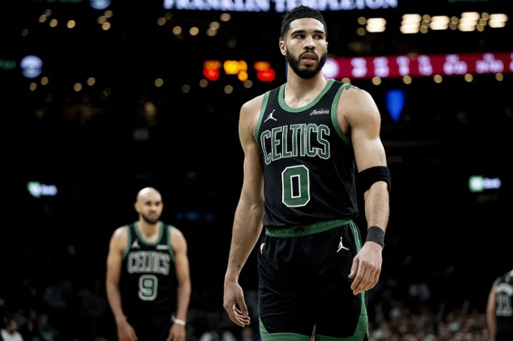 伦纳德得分破 14000 大关，与同侪得分对比凸显实力