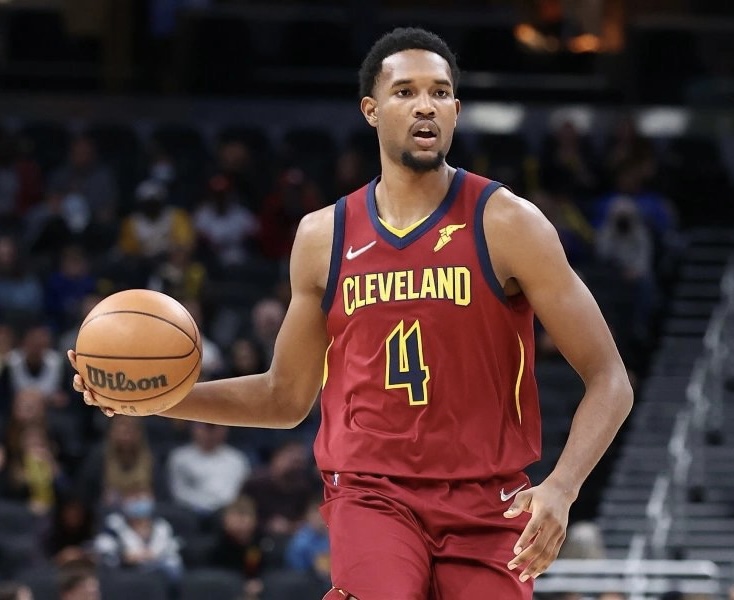 埃文·莫布利：骑士内线巨塔，篮下统治力十足