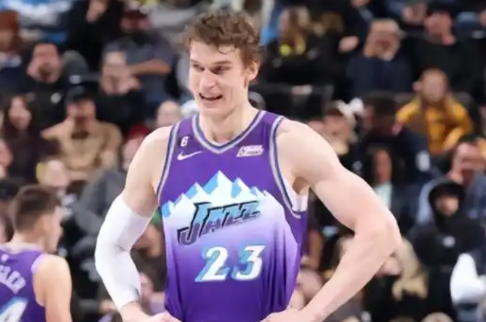 NBA常规赛：雷霆与爵士上演西部焦点对决