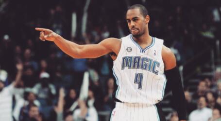 阿隆·阿弗拉罗：魔术得分利器，稳定投射显实力