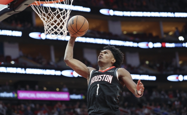 火箭活塞之战：阿门复出，亚当斯缺阵的风云对决