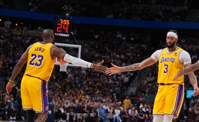 体育赛场风云：曼联欧联备战、巴萨拉什福德追逐与湖人阵容调整及交易需求分析