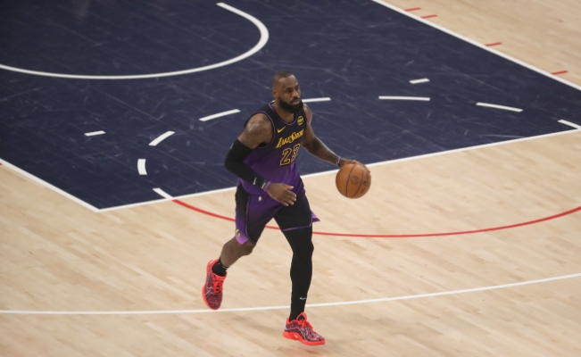 40岁詹姆斯三双闪耀，续写传奇篇章