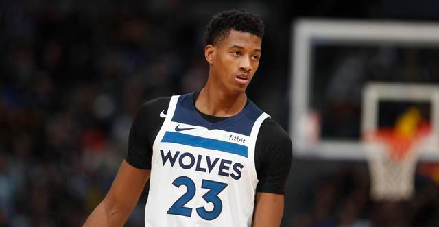 贾勒特·卡尔弗：森林狼全能前锋，攻守两端皆出色