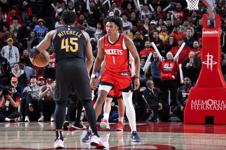 阿门 - 汤普森闪耀赛场，数据超越名宿