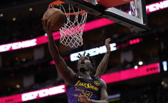 40 岁詹姆斯三双闪耀，湖人主场大胜奇才，里夫斯盛赞芬尼 - 史密斯