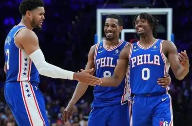 NBA常规赛，芝加哥公牛对决费城76人：联合中心球场烽烟再起