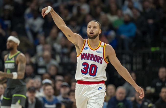 勇士上半场落后公牛，库里表现助力追分