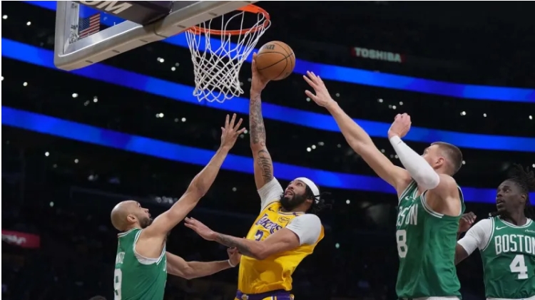 浓眉坚守四号位，湖人强势击败绿军