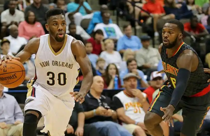 NBA常规赛，夏洛特黄蜂激战新奥尔良鹈鹕