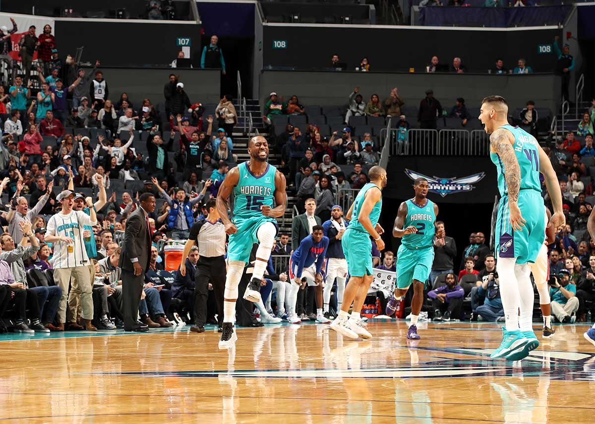 NBA常规赛：夏洛特黄蜂激战波兰特开拓者，东西部强队碰撞火花四溅