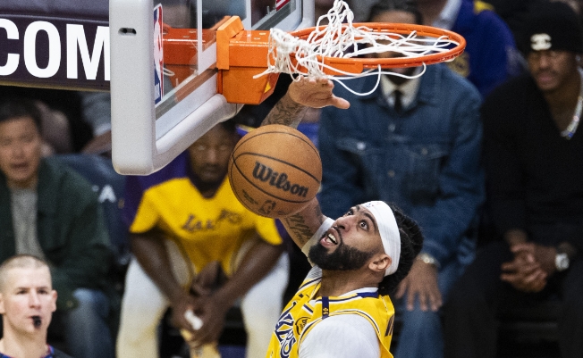 湖人半场大显神威，三巨头闪耀黄绿大战