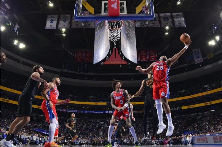 记者比尔・西蒙斯谈 76 人，鲍勃・迈尔斯与球队关系成焦点