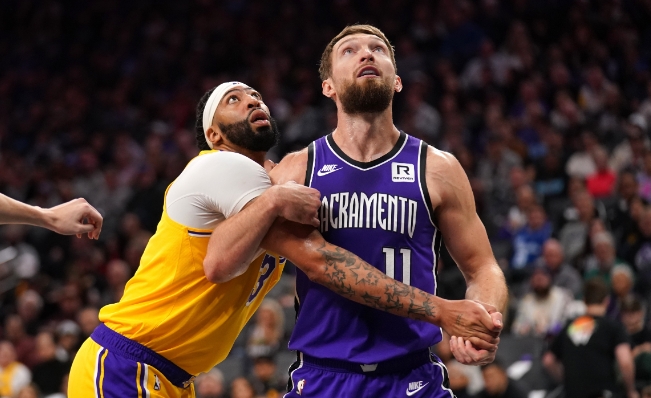 浓眉关键罚球，打破湖人第三节得分荒