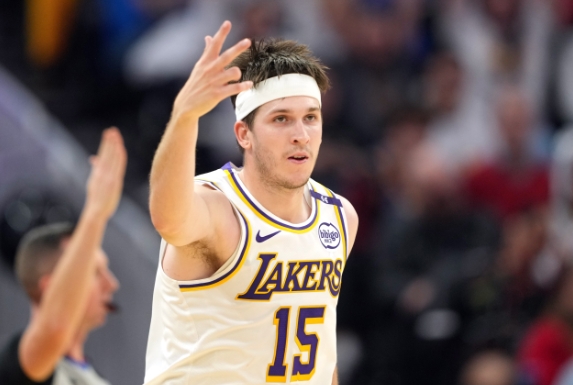 里夫斯赛后盛赞团队，高效表现助湖人取胜