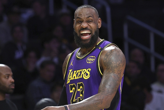 湖人客战勇士，詹姆斯抢断里程碑追平历史第六