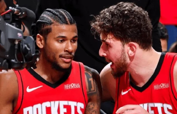 火箭骑士激战正酣，杰伦・格林半场表现亮眼