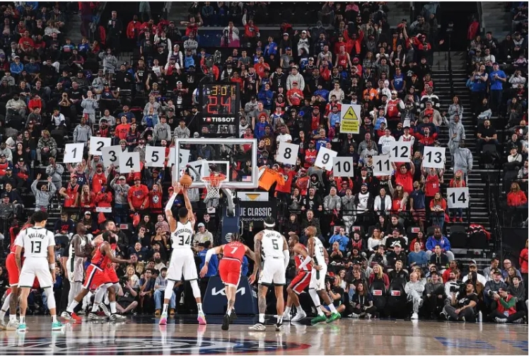 字母哥赛场专注，无视球迷嘲讽