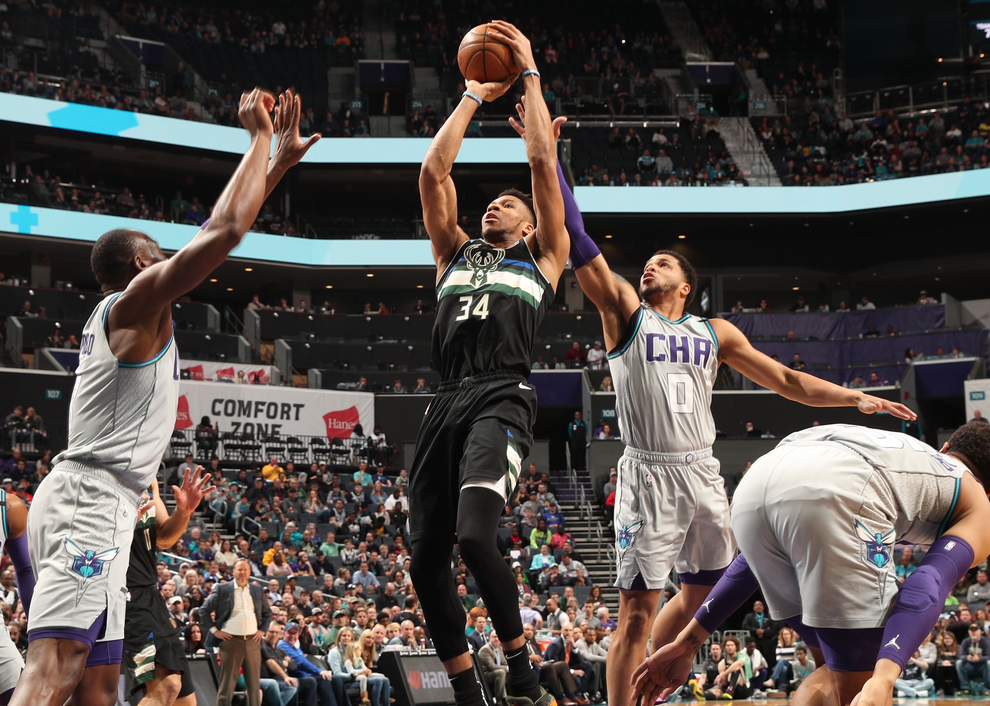 犹他爵士VS密尔沃基雄鹿：NBA常规赛上演“新贵挑战霸主”